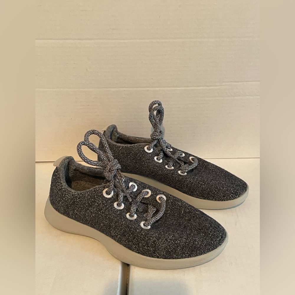 Allbirds, gray merino wool runners women’s size 6 lace up low top sneakers.